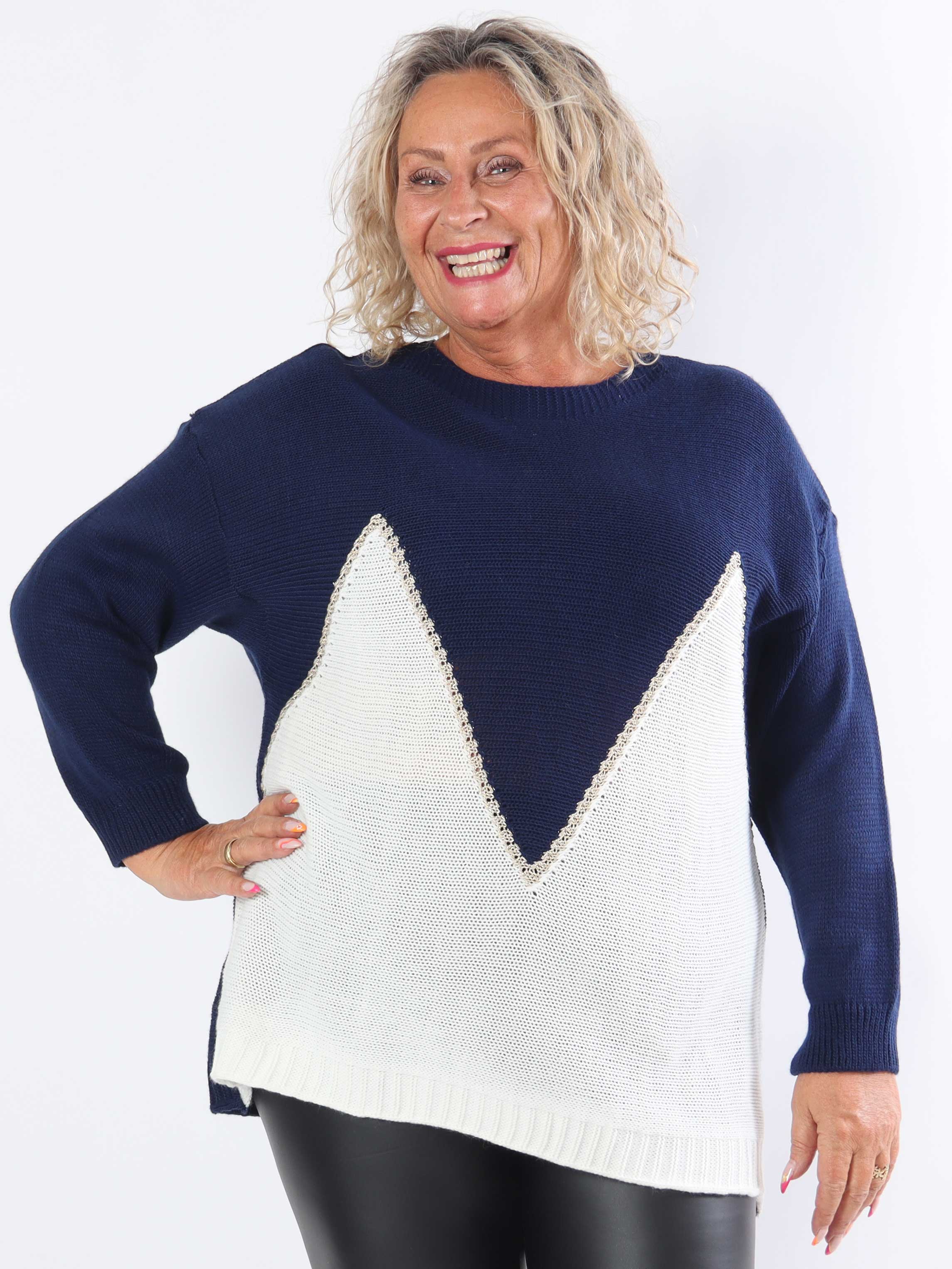 Amara Short - Tofarvet plus size strikbluse med gulddetaljer